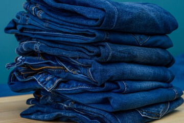 Stos spodni jeansowych złożonych w kostkę  - obrazy, fototapety, plakaty