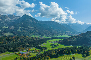 Sonniger Herbsttag in den Allgäuer Alpen, Blick über das Illertal zum markanten Rubihorn