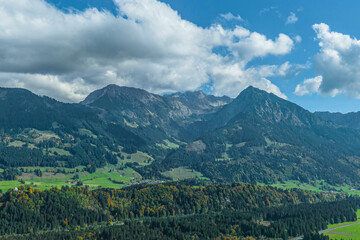 Fototapeta na wymiar Blick in die imposante Bergwelt der Allgäuer Alpen bei Reichenbach