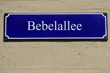 Naklejka premium Emailleschild Bebelallee