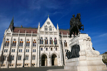 Gyula Andrassy Reiterstandbild vor dem Parlament in Budapest