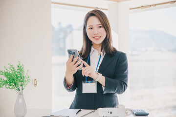 スマホを触るビジネスウーマン　business woman