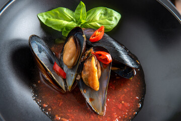 Deliziosa zuppa di cozze con sugo al pomodoro piccante, cucina gourmet italiana 