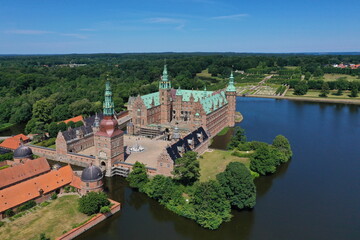 Fototapeta na wymiar Luftaufnahme Schloss Frederiksborg in Hillerød auf der dänischen Insel Seeland