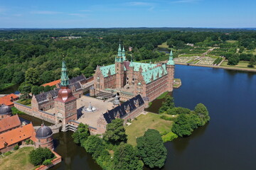 Fototapeta na wymiar Luftaufnahme Schloss Frederiksborg in Hillerød auf der dänischen Insel Seeland