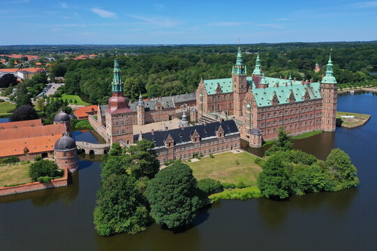 Luftaufnahme Schloss Frederiksborg in Hiller&oslash;d auf der d&auml;nischen Insel Seeland