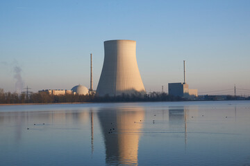 Atomkraftwerk Isar 2 in der Morgensonne im Winter