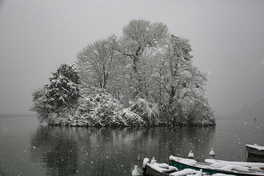 Les canaux d'Annecy.
Chute de neige du 09/01/2024 à Annecy, 10cm en 3h.
Haute-Savoie, France.