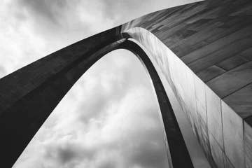 Foto op Plexiglas A classic black and white photo of the iconic St. Louis Arch. This image captures the grandeur and architectural beauty of the famous landmark. © Fotograf