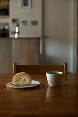 みかんのロールケーキをおやつにコーヒータイム