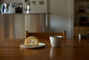 みかんのロールケーキをおやつにコーヒータイム