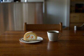 みかんのロールケーキをおやつにコーヒータイム