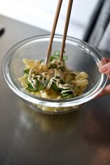 マカロニサラダを作っているところ