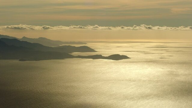 vue a&eacute;rienne drone cote Corse en contre jour
