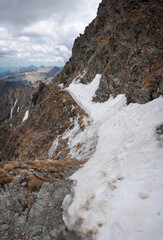 Fototapeta na wymiar Trudne eksponowane miejsce na szlaku wysokogórskim prowadzącym na Mięguszowiecką Przełęcz pod Chłopkiem.
