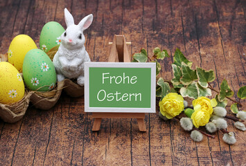 Osterkarte Frohe Ostern. Blumen, Osterhasen und Eier mit dem Text Frohe Ostern.