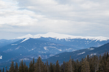 Fototapeta premium A view of snow-covered mountain peaks