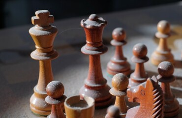 Schachfiguren verstaubt