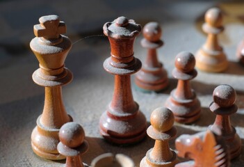 Schachfiguren verstaubt