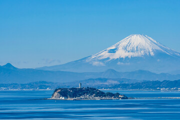 日本神奈川県江ノ島と富士山