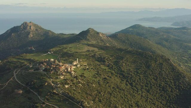 vue a&eacute;rienne drone village corse Sant'Antonino