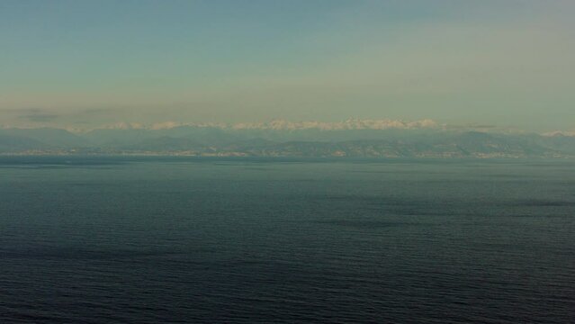 vue a&eacute;rienne cote d'azur avec les alpes