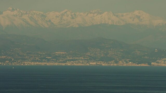 vue a&eacute;rienne drone de Nice et des Alpes