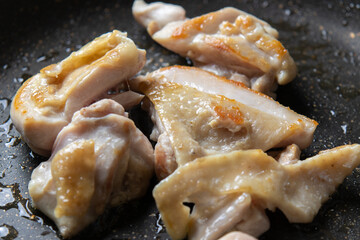 鶏肉(鶏モモ肉)をフライパンで焼く調理シーン。
