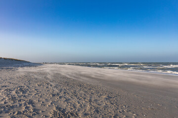 Stürmischer Westwind mit fliegendem Sand am Strand von Zingst an der Ostsee.