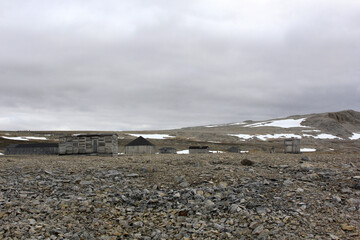 Cabanes de bois sur le permafrost en arctique