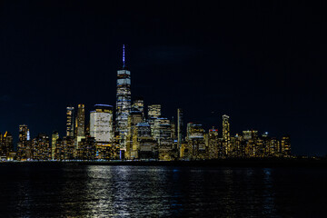 Fototapeta na wymiar Stunning view of the New York City skyline at night, beautifully illuminated by lights