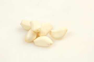 Fototapeta na wymiar bawang putih kupas or peeled garlic on white background