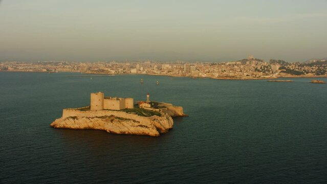vue a&eacute;rienne drone de Marseille couch&eacute; de soleil, ch&acirc;teau d'If et notre dame de la garde
