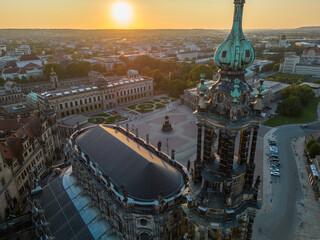 Kathedrale Sanctissimae Trinitatis von oben per Drone bei Sonnenuntergang