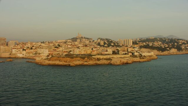 vue a&eacute;rienne drone de Marseille couch&eacute; de soleil, iles d'endoume et de gaby et notre dame de la garde