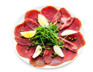 carpaccio vom Rind isoliert auf wei&szlig;en Hintergrund, Freisteller 