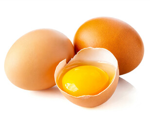 Eier mit eigelb isoliert auf weißem Hintergrund, Freisteller 