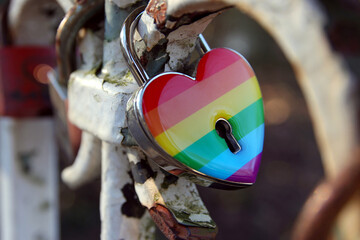 regenbogen liebesschloss