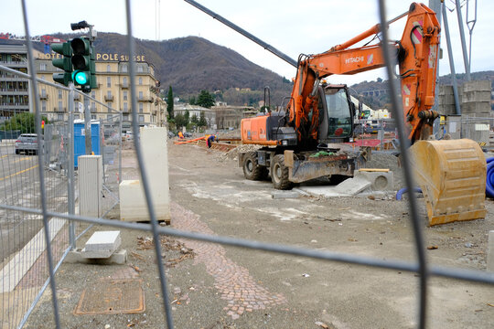 Il cantiere delle paratie in Piazza Cavour a Como l'8 gennaio 2024.