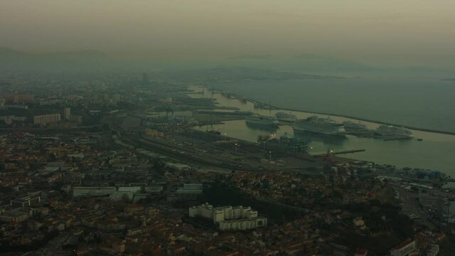 vue a&eacute;rienne drone du port autonome de Marseille de nuit