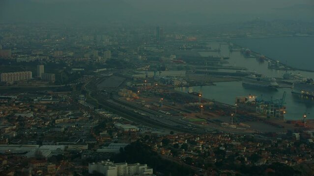 vue a&eacute;rienne drone du port autonome de Marseille de nuit