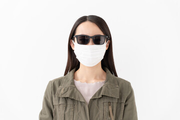 マスクとサングラスを着けた女性