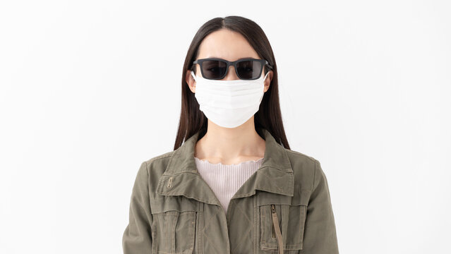 マスクとサングラスを着けた女性 - Powered by Adobe