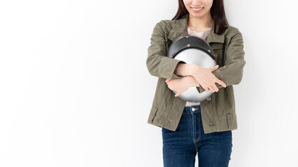 ヘルメットを抱える女性　バイク女子