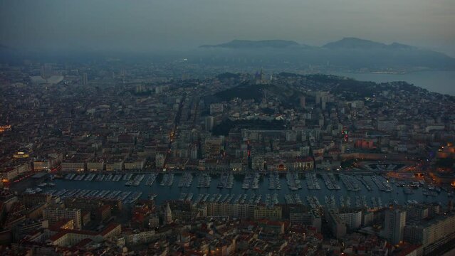 vue a&eacute;rienne drone de Marseille de nuit vieux port et notre dame de la garde