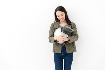 ヘルメットを持った女性