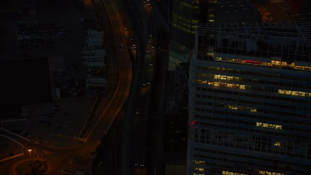 vue a&eacute;rienne drone circulation dans Marseille de nuit