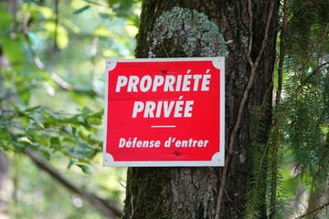 Panneau en for&ecirc;t avec &eacute;crit propri&eacute;t&eacute; priv&eacute;e d&eacute;fense d'entrer