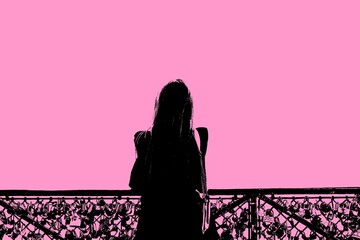Photo avec effet bicolore d'une femme regardant une vue panoramique le long d'une barrière...