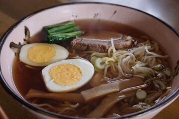 どんぶりに入ったラーメン